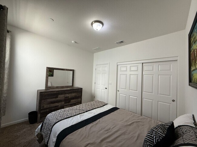 Building Photo - Must See! Fully furnished 3 bedroom, 2 bat...