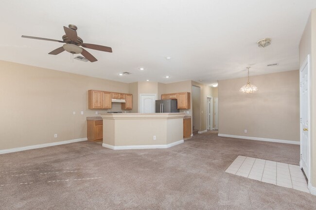 Building Photo - LARGE 3 BED, 2.5 BATH TOWNHOME IN GATED ALIANTE POOL COMMUNITY