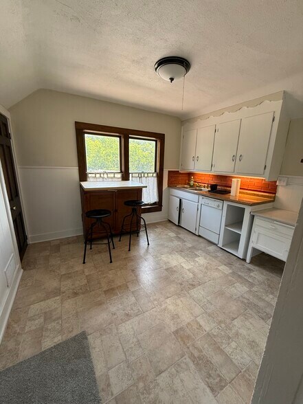Building Photo - 733 Oakwood Ave