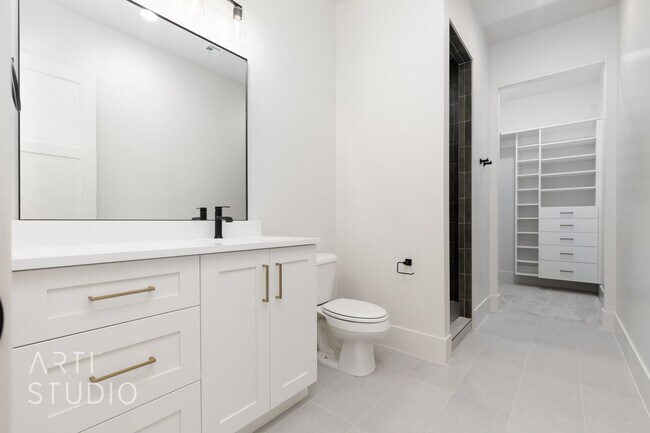 Building Photo - BRAND NEW Gorgeous 6 bed 7 bath with Pool ...