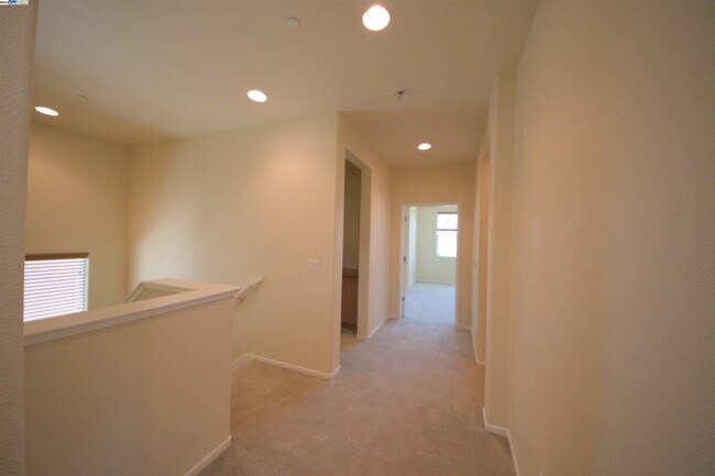 Building Photo - 549 Chaparral Loop