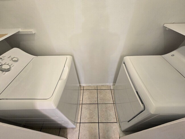 Building Photo - College Station -2 bedroom/ 2.5 bath - 2 story condo -Complex has a Pool.