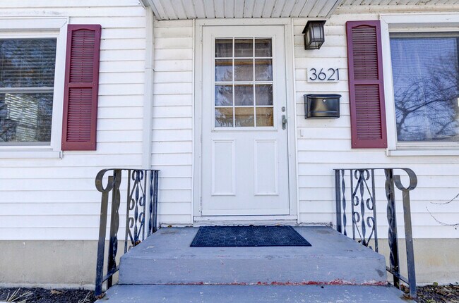 Building Photo - 3621 Dennett Dr