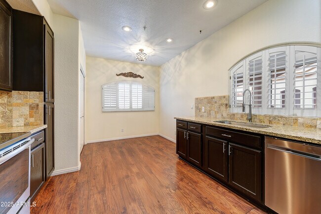 Building Photo - 8653 E Royal Palm Rd