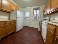 Building Photo - Charming 3 Bedroom Townhome with a Spaciou...