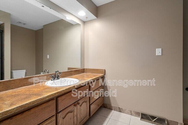 Building Photo - 2053 S Hillcrest Ave