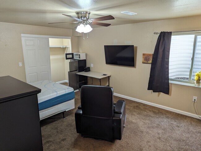 Building Photo - 323 Zuniga St