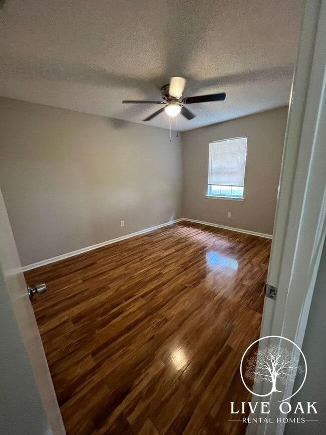 Building Photo - SUMMER MOVE-IN SPECIAL: $500 OFF 1st MONTH...