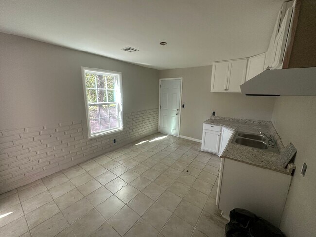Building Photo - Cozy home in North Tulsa on a quiet street...