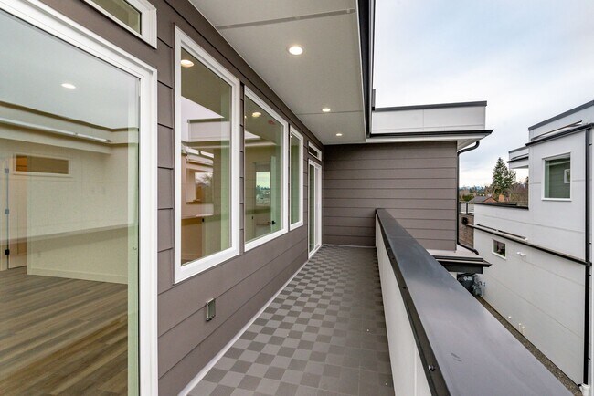 Building Photo - Edgewood Stunner