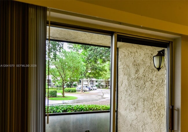 Building Photo - 703 Gardens Dr