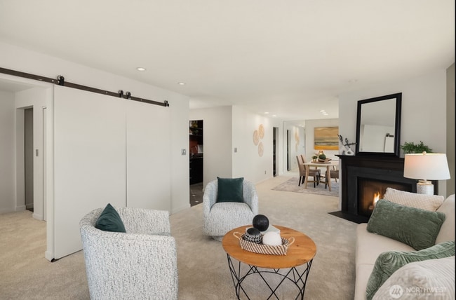 Building Photo - Top Floor Queen Anne Unit! (Beautiful views & 3 Parking Spaces)