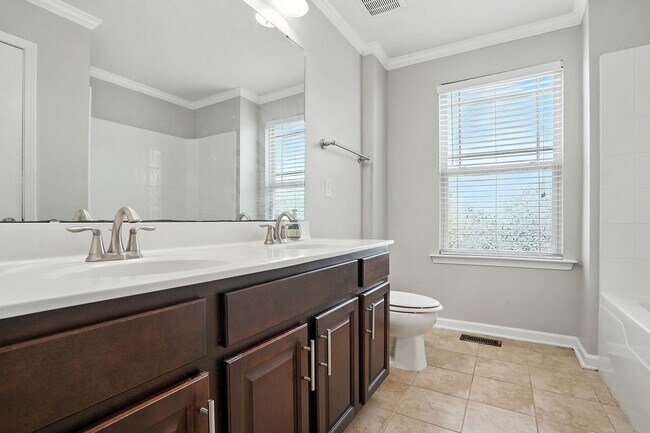 Building Photo - STUNNING HOME IN -POOL-TENNIS COURTS-GYM-PARK