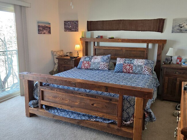 Building Photo - Gorgeous South West Escondido Home! $4,200/Month.  Pets Allowed - Text 619-889-8400