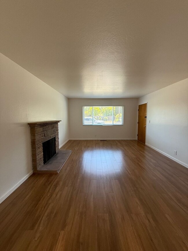 Building Photo - 2 Bedroom, 1 Bath  Duplex - Mountain View ...