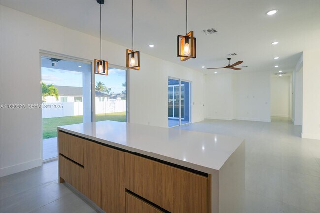 Building Photo - 5 SW 26th Pl