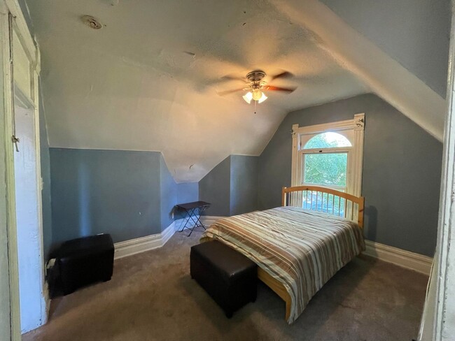 Building Photo - Cozy 1 bed/1 bath upstairs near the heart ...