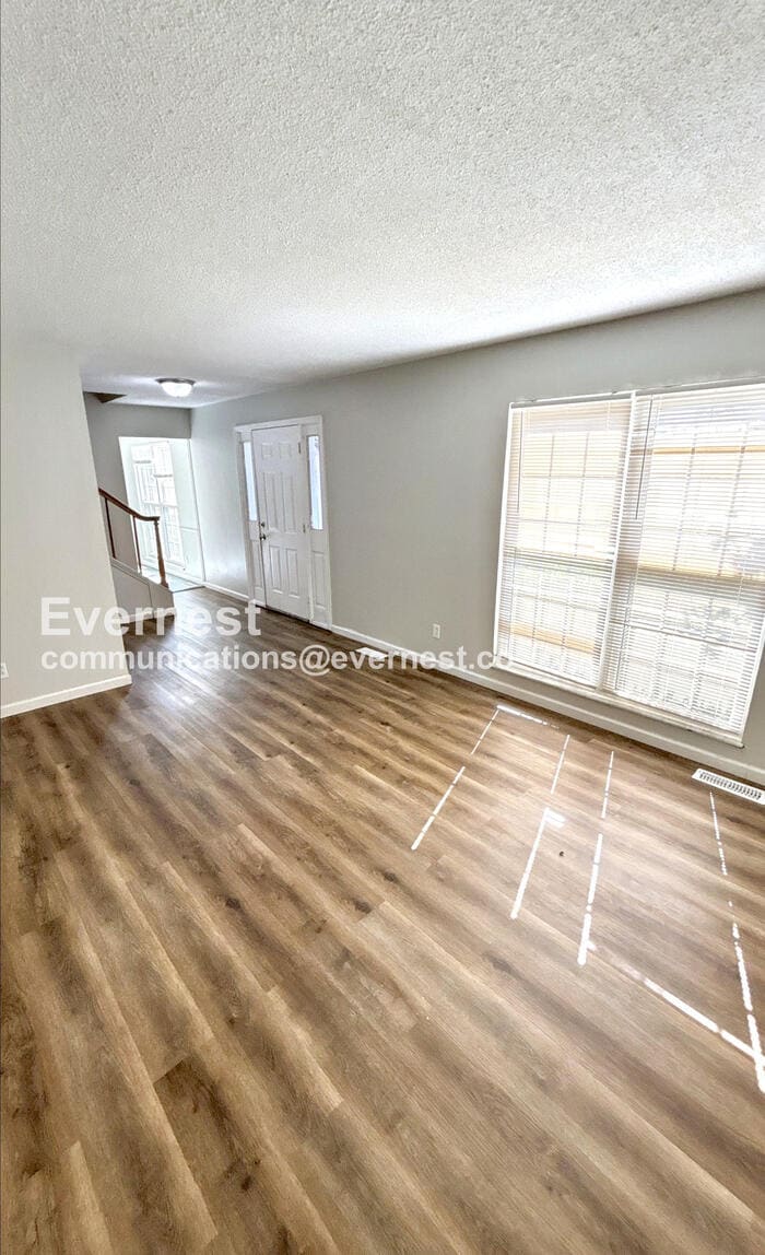 Building Photo - 2185 Cottontail Dr