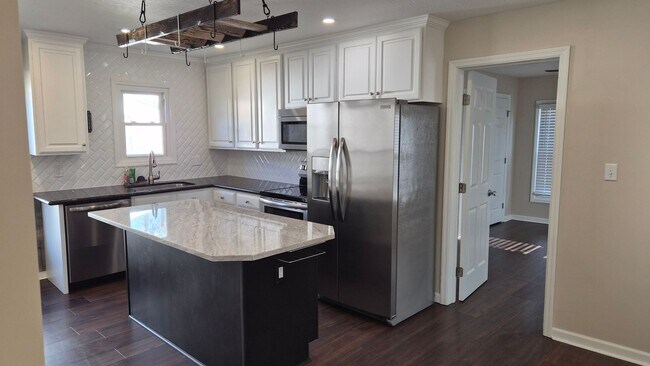 Building Photo - Charming Downtown Sunbury Home!