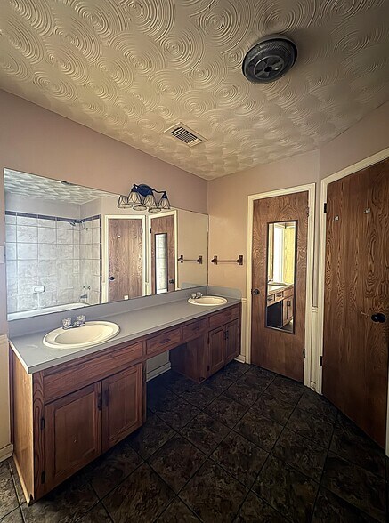 Building Photo - 2325 Tiffany Dr