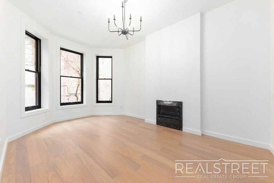 Building Photo - Stunning Brand New 3 Bed 2 Bath in Crown Heights Brownstone!