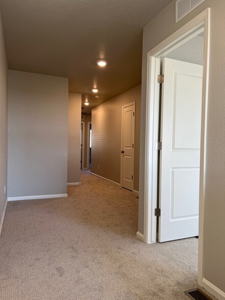 Building Photo - 9246 Henson Pl