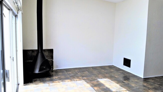 Perfect spot for a sofa - 3962 Haines St