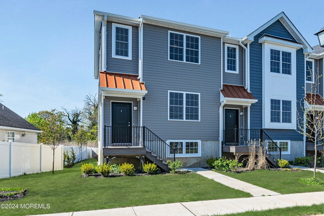 Building Photo - 333 1st St