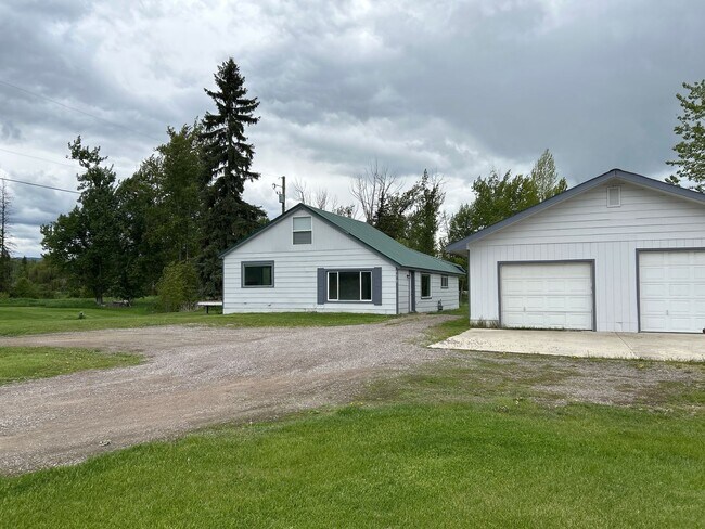 Building Photo - Private setting close to town