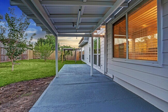 Building Photo - 3806 Flatwood Dr