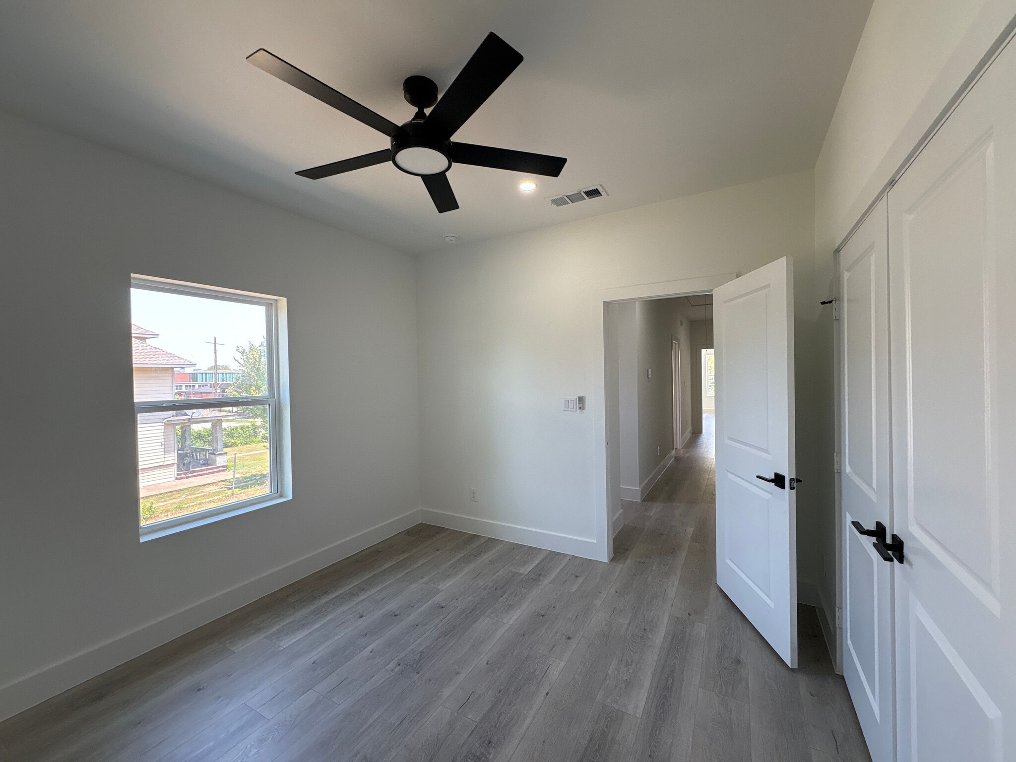 Building Photo - Room in Duplex on Wendelkin St