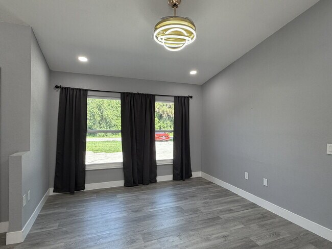 Building Photo - "Charming 3-Bedroom Retreat with 2 Full Baths on Aurora St NW!"