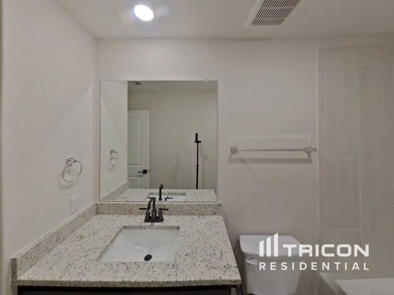Building Photo - 1212 Bullock Dr