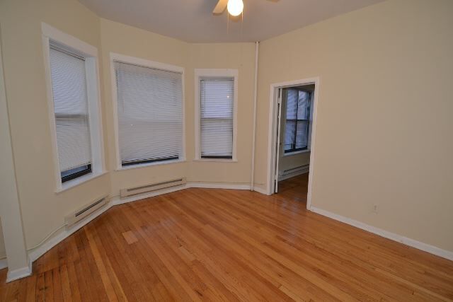 Building Photo - 917 W Waveland Ave