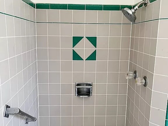 Building Photo - 250 Cliff Dr