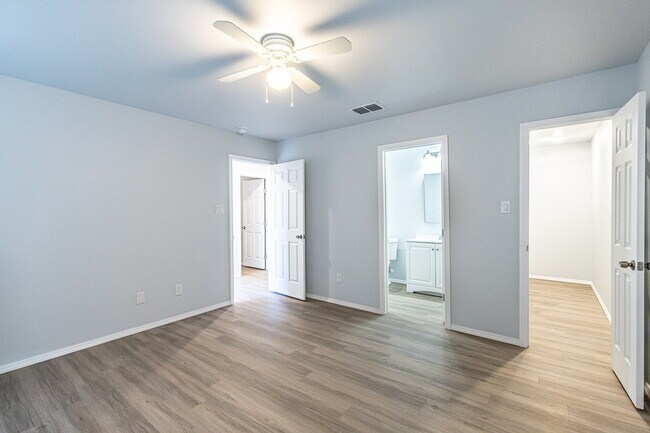 Building Photo - Half off First Full Month's Rent /Zero Deposit /Convenient to All Institutions of Higher Learning...