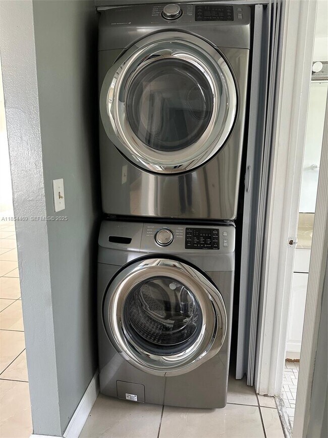 Building Photo - 11390 Taft St