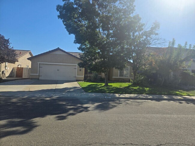 Building Photo - 3 BR 2 BA Available Now
