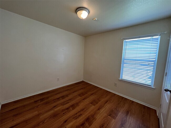 Building Photo - 1053 Shadow Glenn Dr