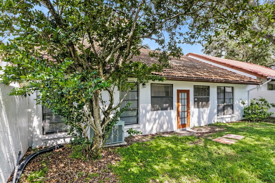 Building Photo - 11504 Robles Del Rio Pl