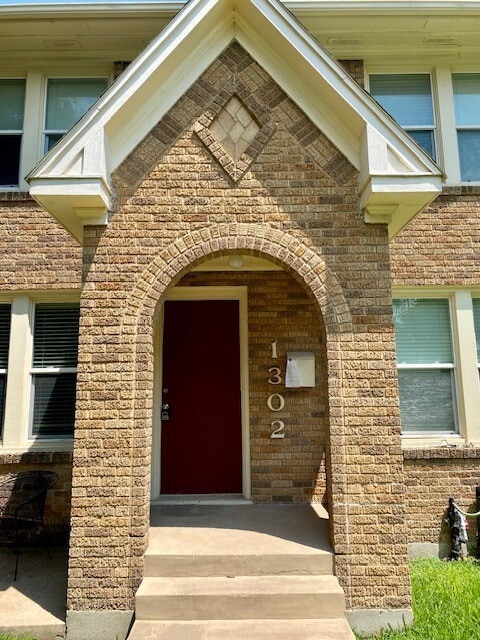 Building Photo - 1302 W Pierce St