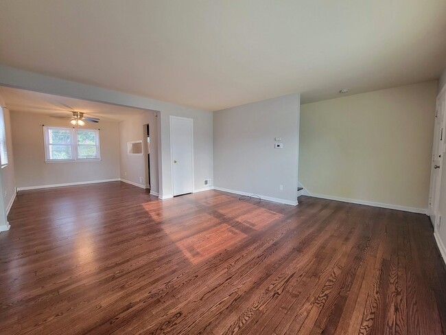 Building Photo - 611 Waukegan Rd