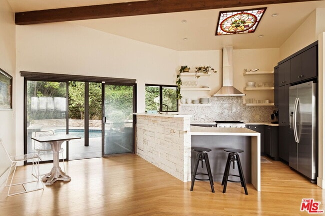 Building Photo - 303 Mavis Dr