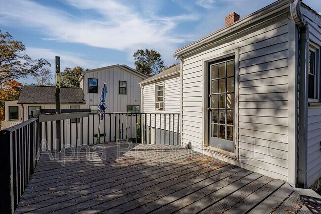 Building Photo - 4 Long Hill St