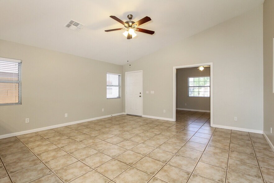 Building Photo - 12621 W Bloomfield Rd