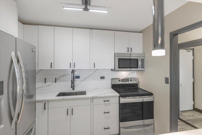 Building Photo - 7337 S South Shore Dr