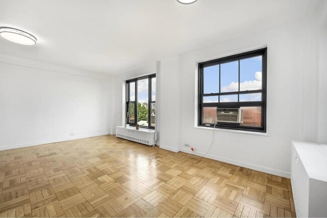 Primary Photo - 325 Clinton Ave