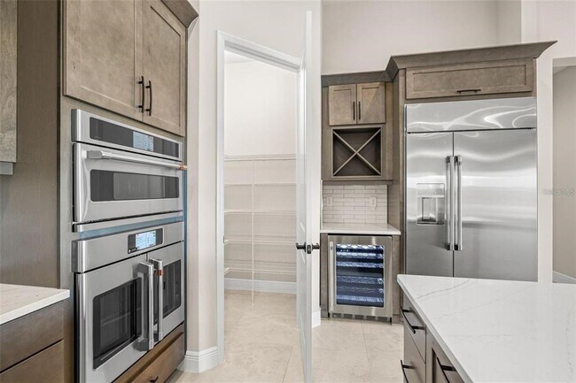 Building Photo - 1953 Arching Br