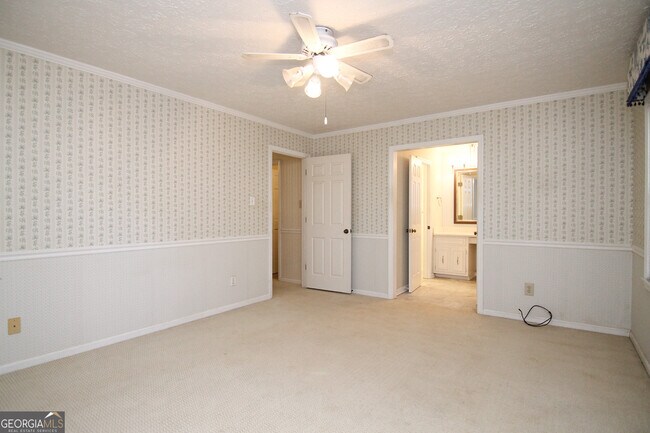 Building Photo - 125 Surrey Pl