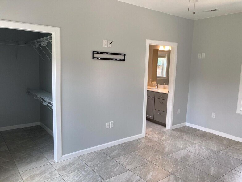 Building Photo - 802 Linwood Rd